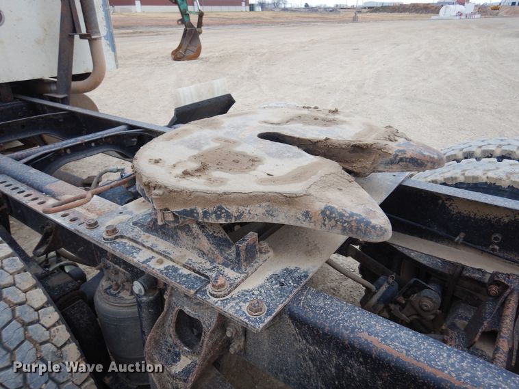 image for item JJ9863 1995 International 9200  semi truck