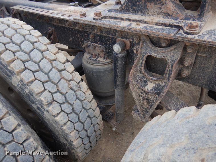 image for item JJ9863 1995 International 9200  semi truck