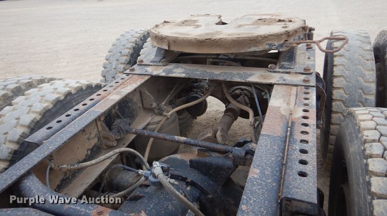 image for item JJ9863 1995 International 9200  semi truck