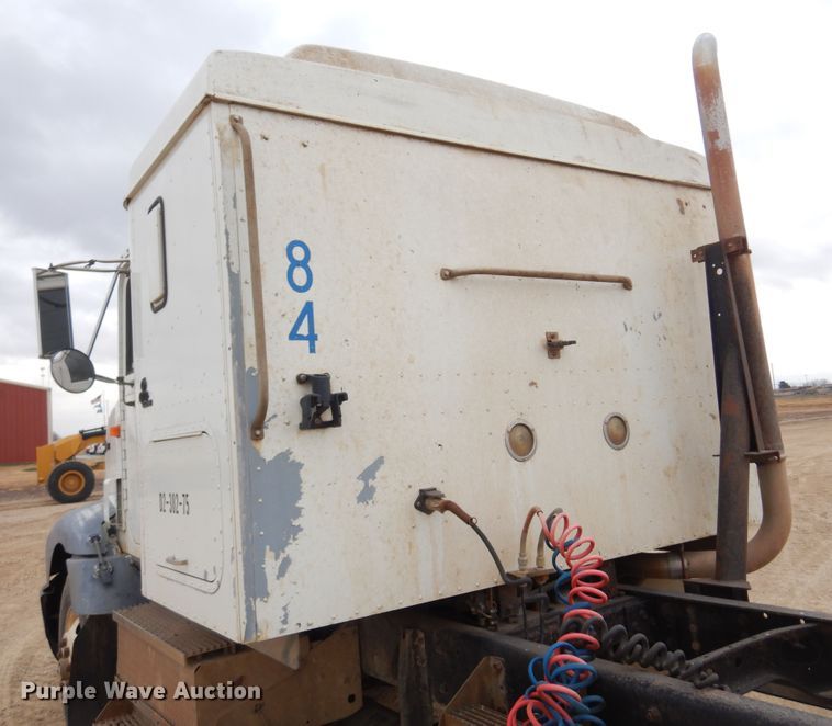 image for item JJ9863 1995 International 9200  semi truck