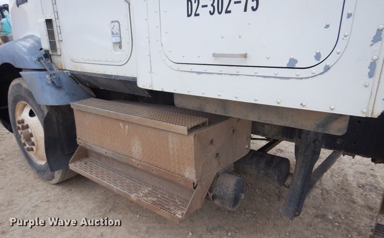 image for item JJ9863 1995 International 9200  semi truck