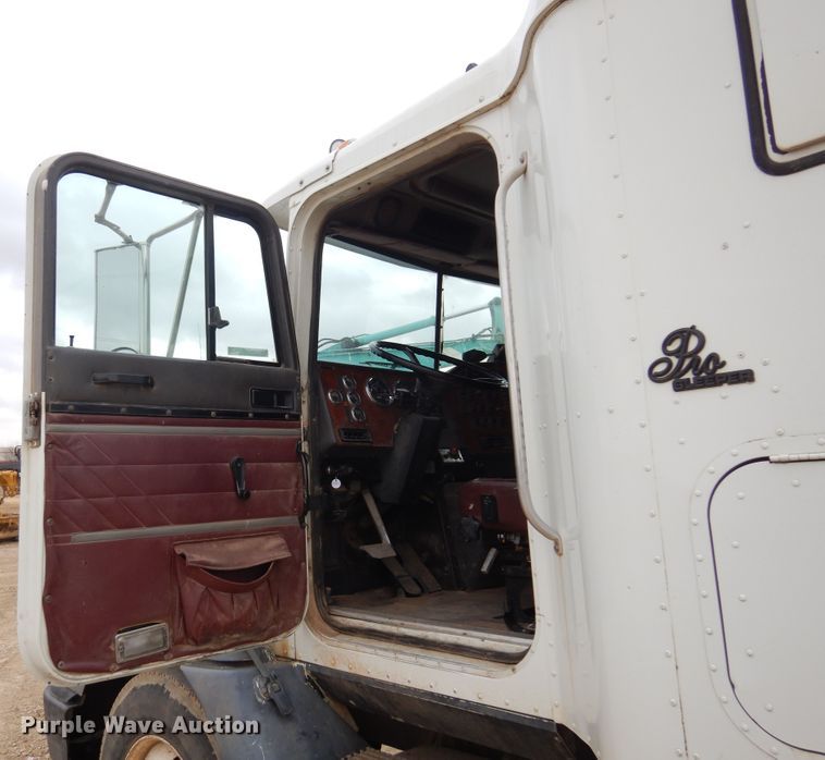 image for item JJ9863 1995 International 9200  semi truck