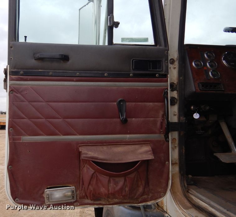 image for item JJ9863 1995 International 9200  semi truck