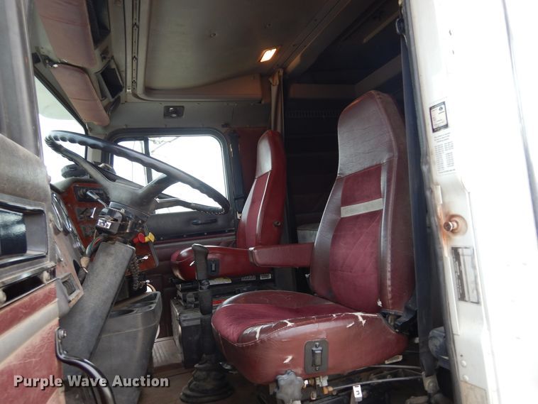 image for item JJ9863 1995 International 9200  semi truck