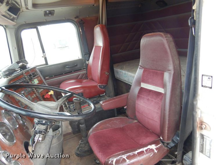 image for item JJ9863 1995 International 9200  semi truck