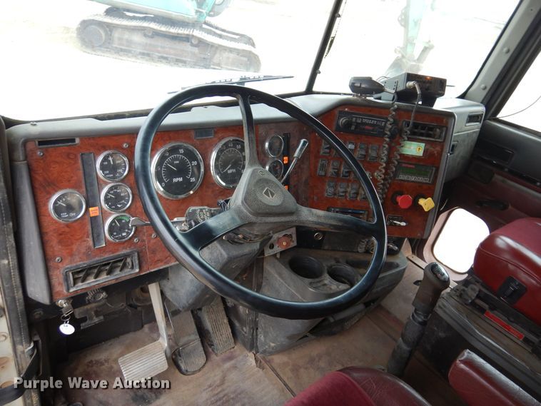 image for item JJ9863 1995 International 9200  semi truck