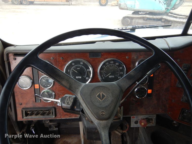 image for item JJ9863 1995 International 9200  semi truck