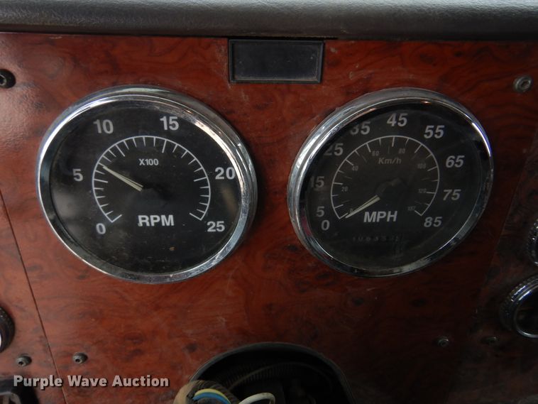 image for item JJ9863 1995 International 9200  semi truck