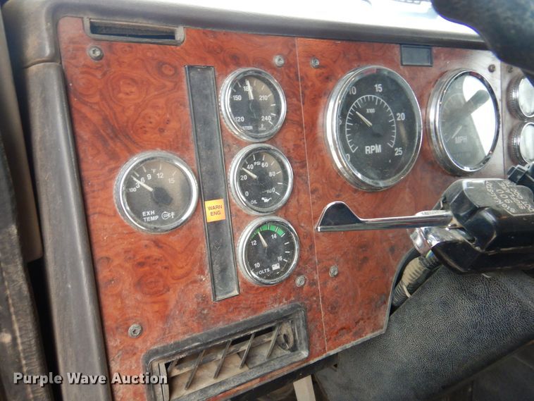 image for item JJ9863 1995 International 9200  semi truck