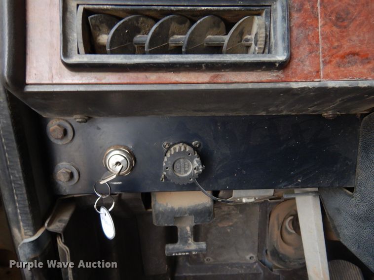 image for item JJ9863 1995 International 9200  semi truck