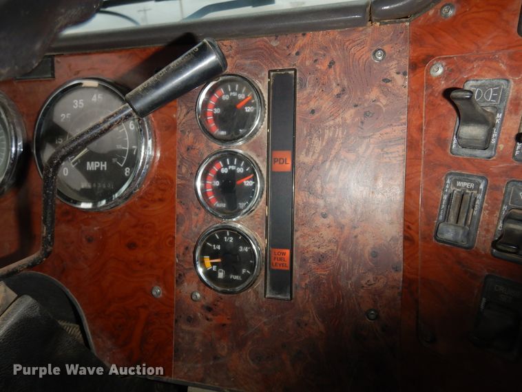 image for item JJ9863 1995 International 9200  semi truck