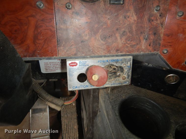 image for item JJ9863 1995 International 9200  semi truck