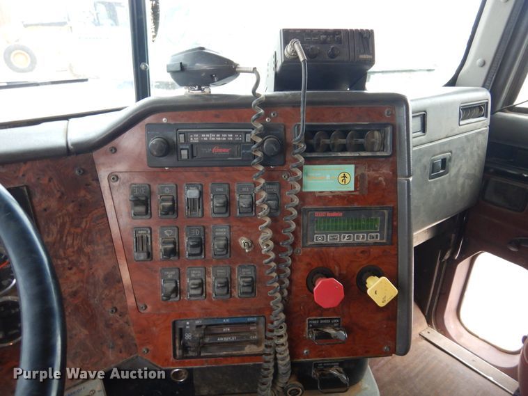 image for item JJ9863 1995 International 9200  semi truck