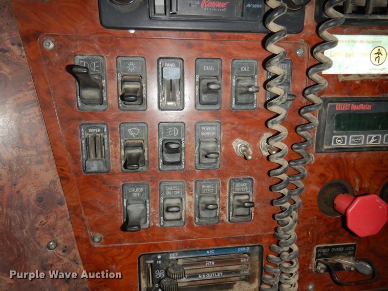 image for item JJ9863 1995 International 9200  semi truck