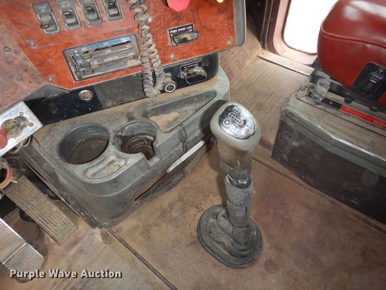 image for item JJ9863 1995 International 9200  semi truck