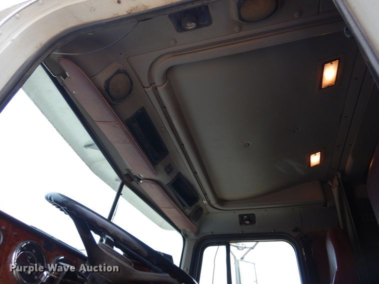 image for item JJ9863 1995 International 9200  semi truck