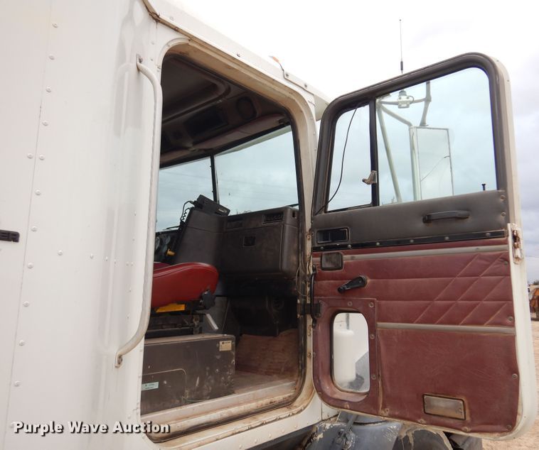 image for item JJ9863 1995 International 9200  semi truck