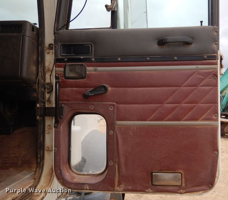 image for item JJ9863 1995 International 9200  semi truck