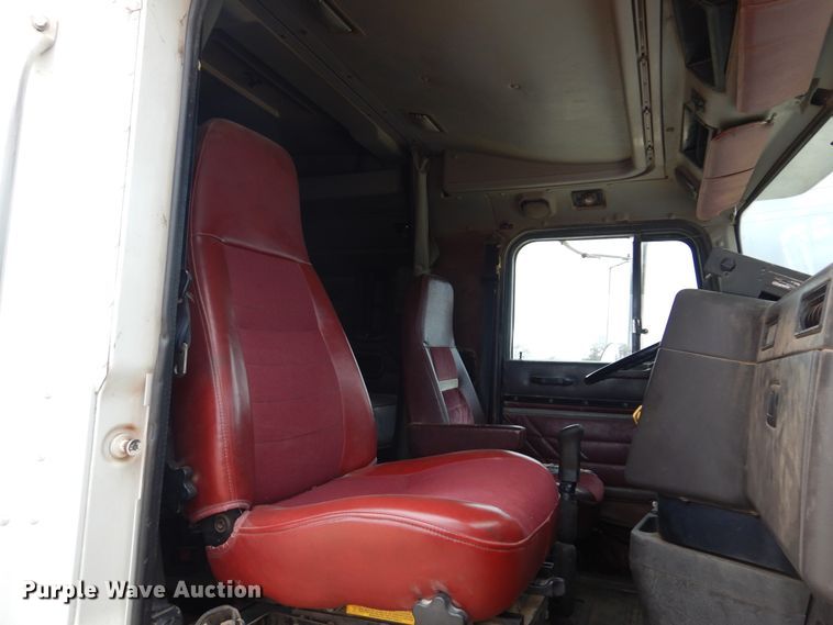 image for item JJ9863 1995 International 9200  semi truck