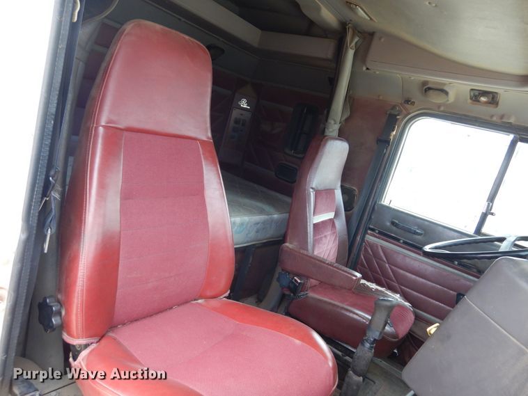 image for item JJ9863 1995 International 9200  semi truck