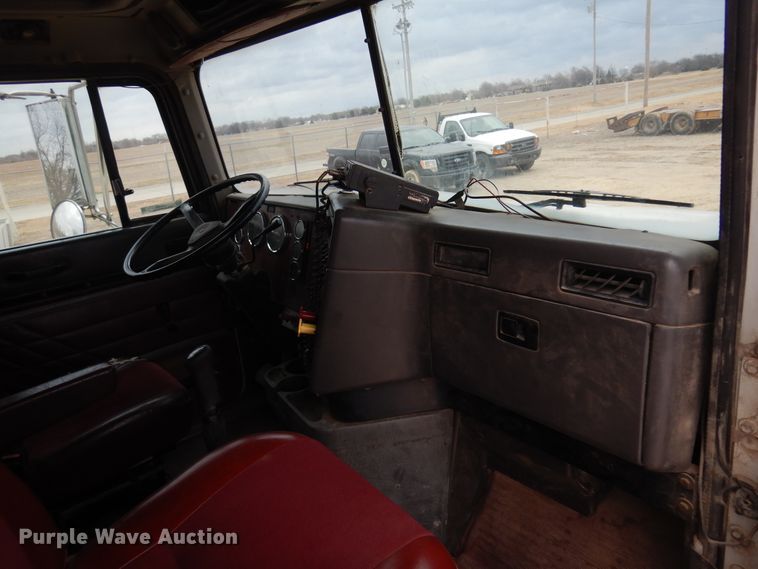 image for item JJ9863 1995 International 9200  semi truck