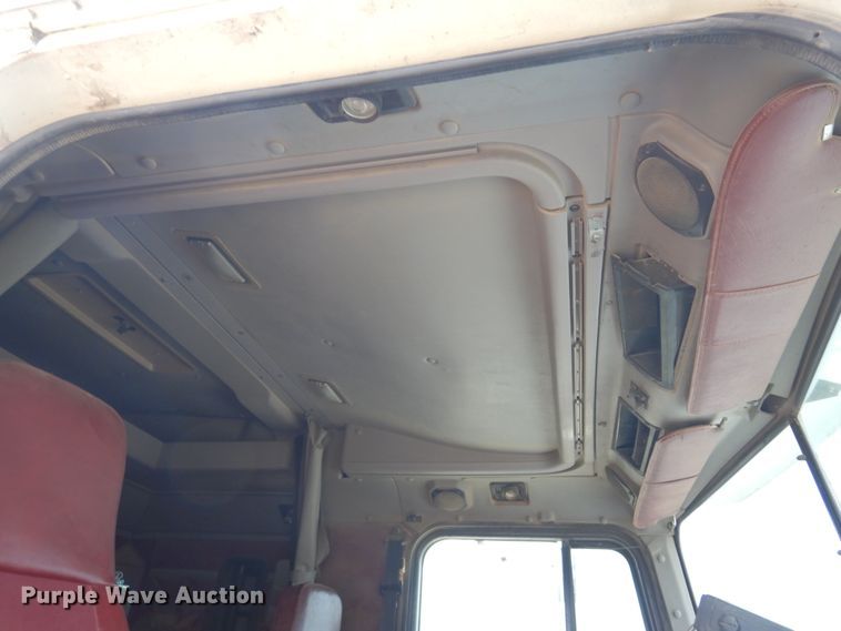 image for item JJ9863 1995 International 9200  semi truck