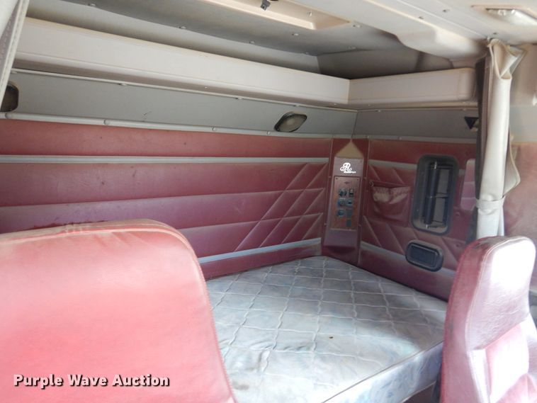 image for item JJ9863 1995 International 9200  semi truck