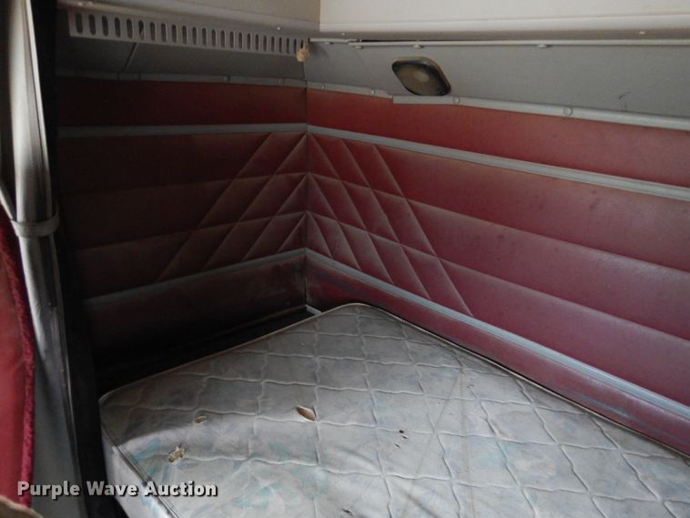 image for item JJ9863 1995 International 9200  semi truck