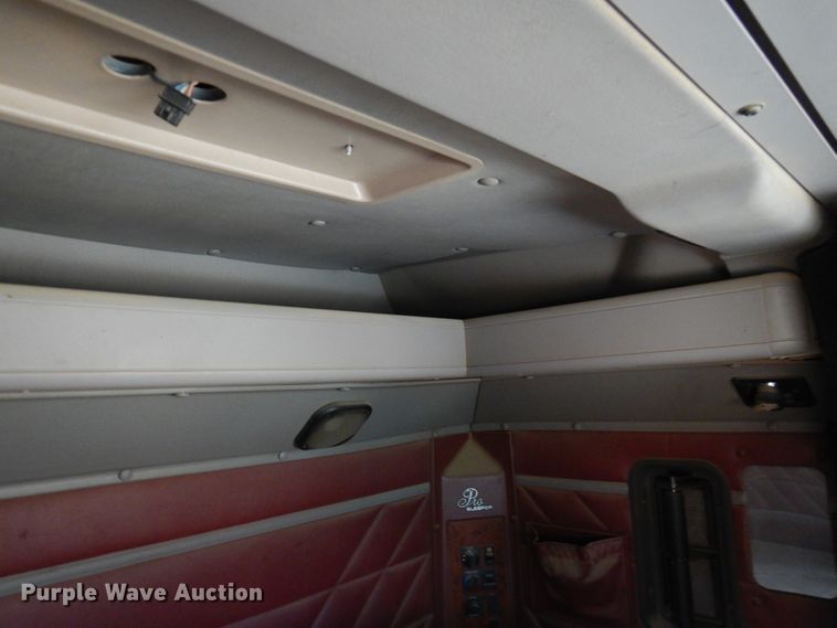 image for item JJ9863 1995 International 9200  semi truck