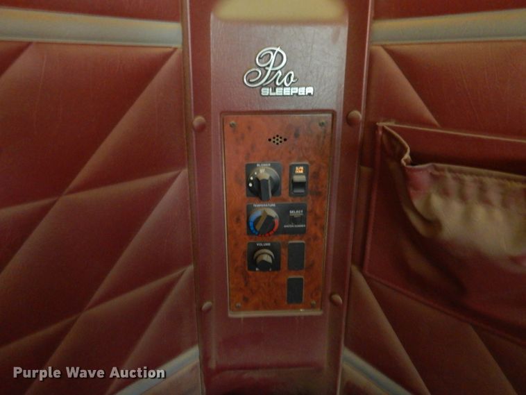 image for item JJ9863 1995 International 9200  semi truck