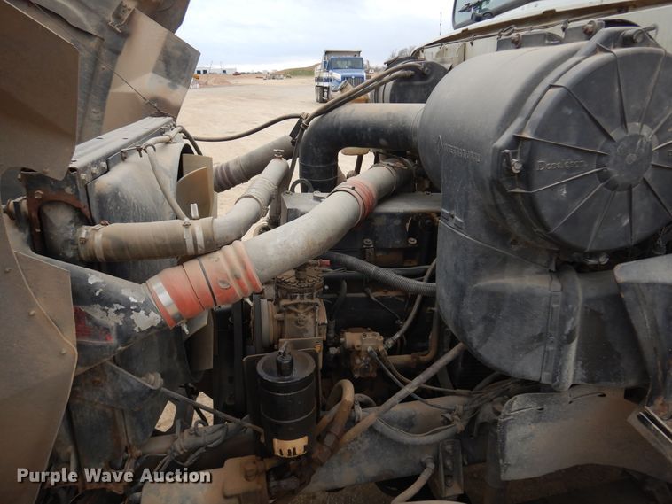 image for item JJ9863 1995 International 9200  semi truck