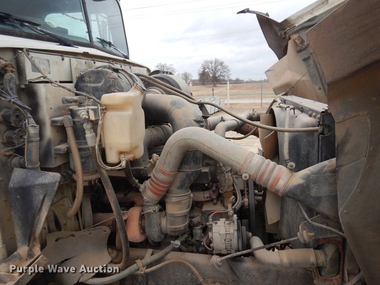 image for item JJ9863 1995 International 9200  semi truck