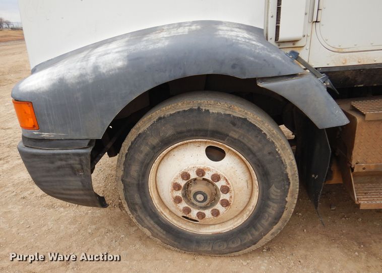 image for item JJ9863 1995 International 9200  semi truck