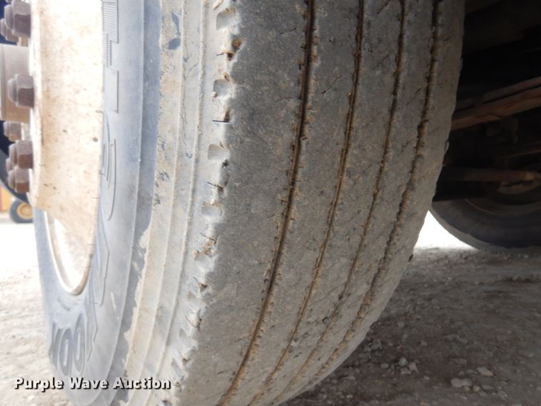 image for item JJ9863 1995 International 9200  semi truck