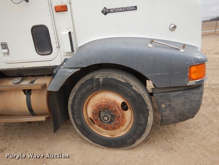 image for item JJ9863 1995 International 9200  semi truck