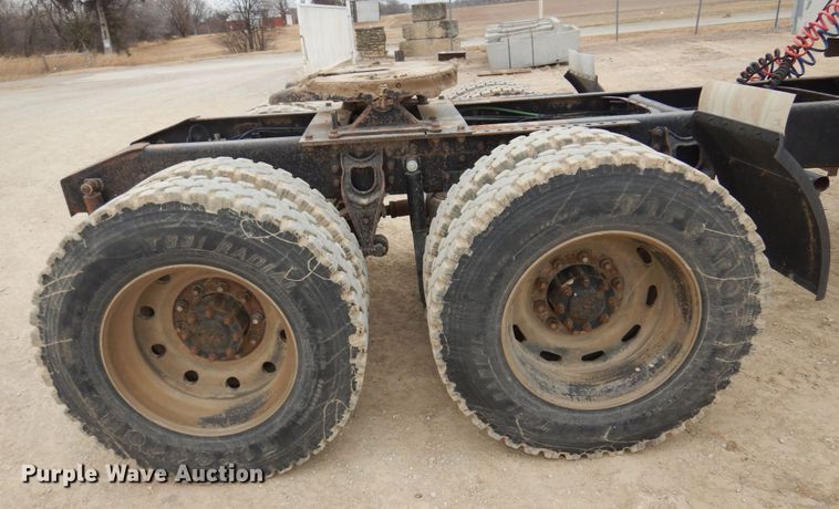 image for item JJ9863 1995 International 9200  semi truck