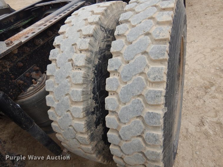 image for item JJ9863 1995 International 9200  semi truck