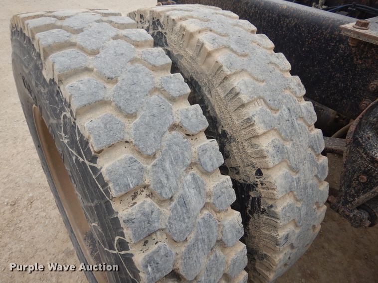 image for item JJ9863 1995 International 9200  semi truck