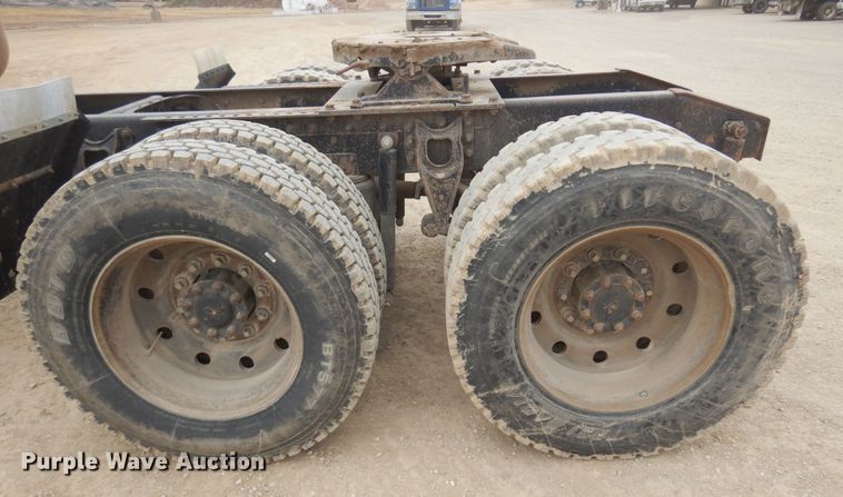 image for item JJ9863 1995 International 9200  semi truck