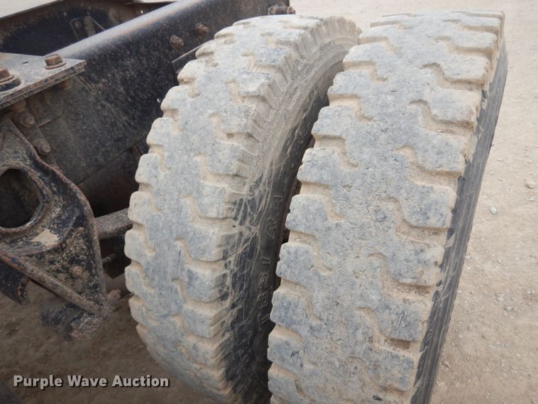 image for item JJ9863 1995 International 9200  semi truck