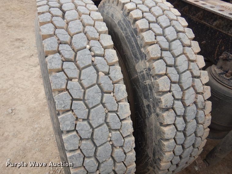 image for item JJ9863 1995 International 9200  semi truck