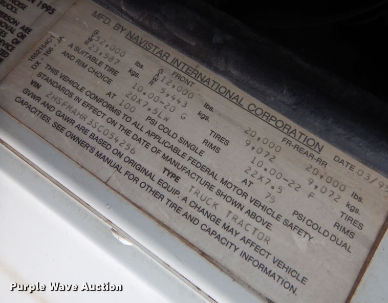 image for item JJ9863 1995 International 9200  semi truck