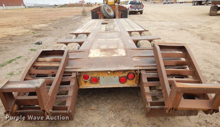image for item JJ9867 1977 Transport CR25XF  equipment trailer