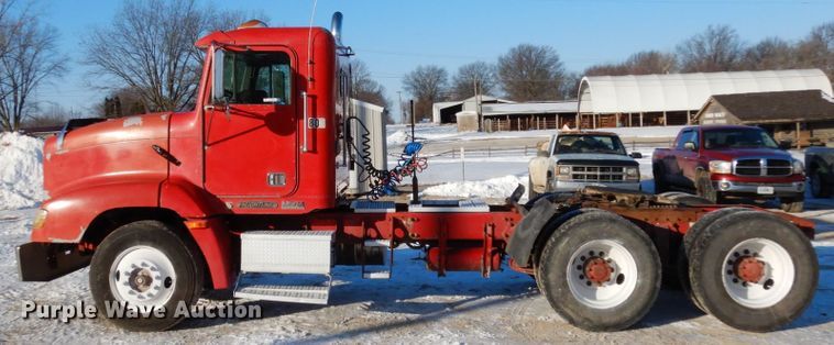 image for item JK9852 1996 Freightliner FLD112  semi truck