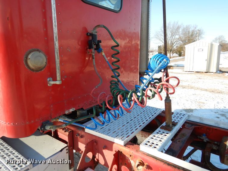 image for item JK9852 1996 Freightliner FLD112  semi truck