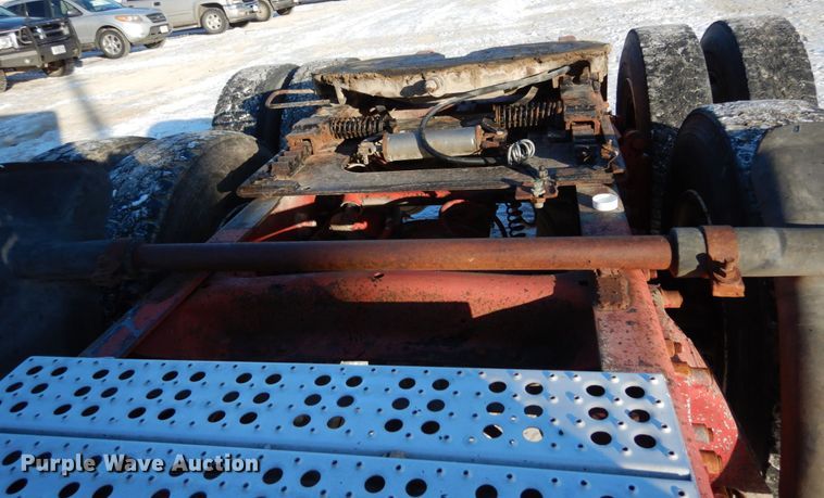 image for item JK9852 1996 Freightliner FLD112  semi truck