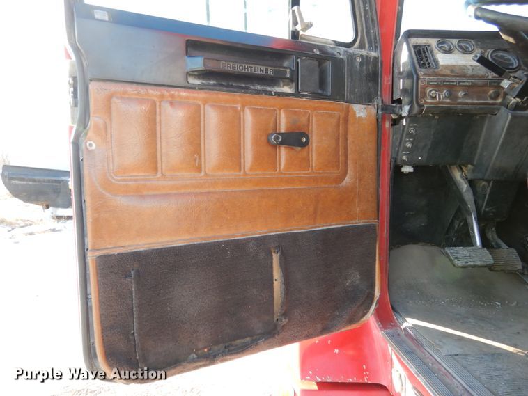 image for item JK9852 1996 Freightliner FLD112  semi truck