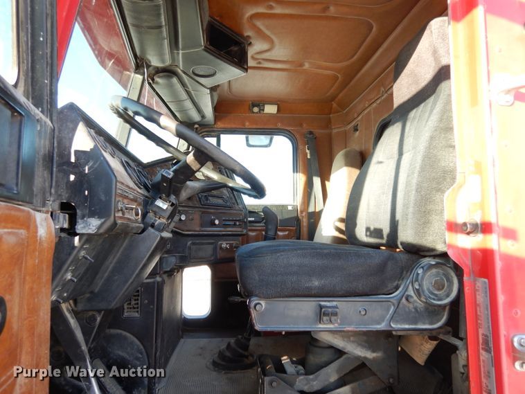 image for item JK9852 1996 Freightliner FLD112  semi truck