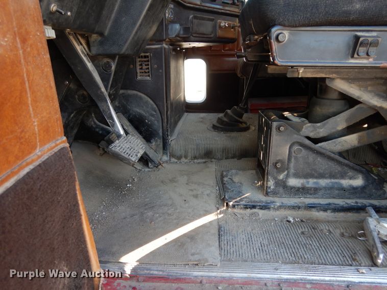 image for item JK9852 1996 Freightliner FLD112  semi truck