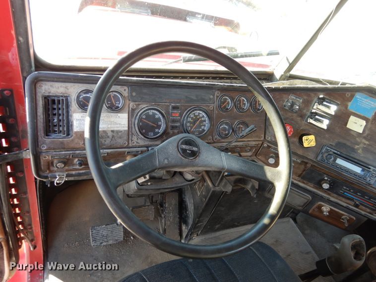 image for item JK9852 1996 Freightliner FLD112  semi truck